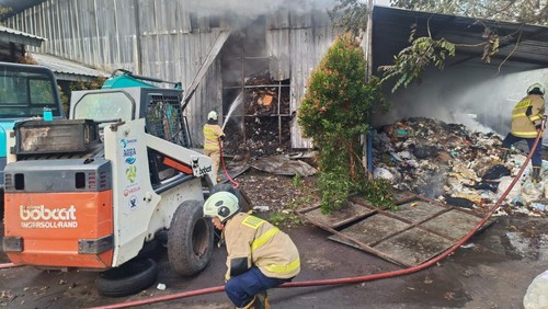 Petugas pemadam kebakaran Kabupaten Badung berupaya memadamkan api di gudang TPST Samtaku di Jalan Goa Gong, Jimbaran, Kuta Selatan, Badung, Bali, Rabu (17/7/2024). (Foto: Dok Polresta Denpasar)