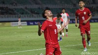 Selebrasi Jens Raven usai mencetak gol melawan Philipina (Foto: Deny Prastyo)