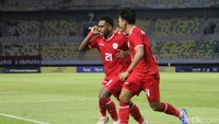 Iqbal Gwijangge (nomor 21) melakukan selebrasi usai mencetak gol (Foto: Deny Prastyo)