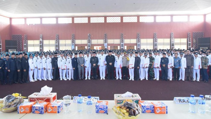 Pj Bupati Banyuasin Hani Syopiar Rustam dan Sekda Erwin Ibrahim saat acara pengukuhan dan perpanjangan masa jabatan Kades dan Anggota BPD.