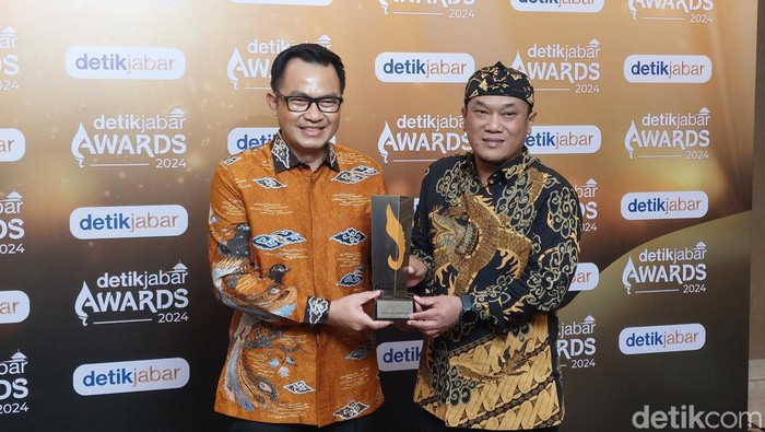 Pj Bupati Cirebon Wahyu Mijaya menerima penganugerahan detikJabar Award 2024