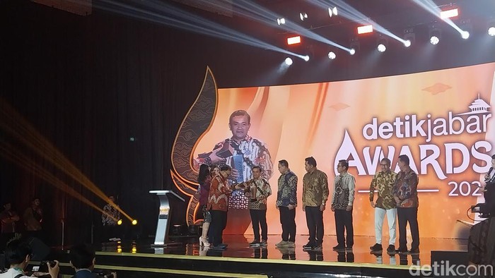 Pj Bupati Majalengka saat terima penghargaan detikJabar Awards 2024