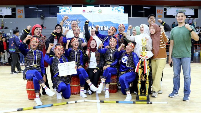 Pj Ketua TP PKK Sumut Tyas Fatoni mendampingi Tim Senam Kreasi Sumut bertanding memperebutkan Piala Ibu Negara 2024 di GOR Soemantri Brodjonegoro. (Foto: Diskominfo Sumut)