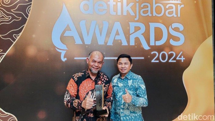 Plt Asisten Pemerintahan dan Kesejahteraan Kota Cimahi, Totong Solehudin dan Kadiskominfo Cimahi Terima Penghargaan detikJabar Awards