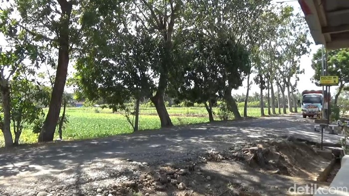 Kondisi jalan yang dilewati pemotor viral diduga dibonceng motor di depan Kantor Polsek Lendah, Jatirejo, Lendah, Kulon Progo, Rabu (17/7/2024).