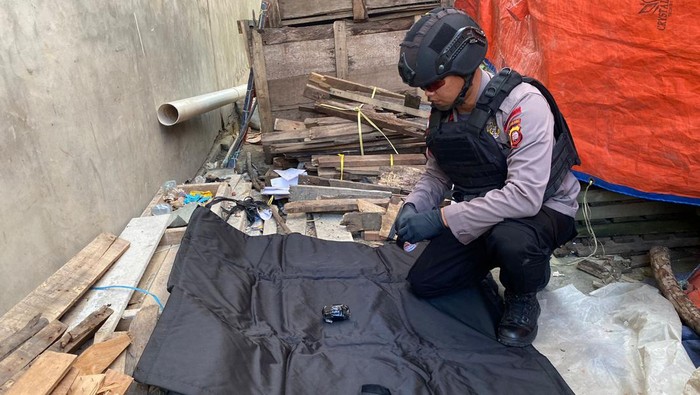Polisi amankan granat nanas aktif yang ditemukan di pergudangan di Kubu Raya, Kalbar.