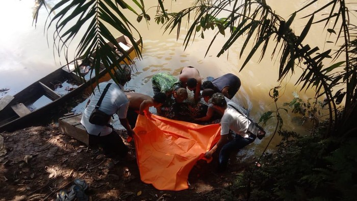 Polisi dan warga saat evakuasi jasad wanita di Sungai Menang, Musi Rawas.