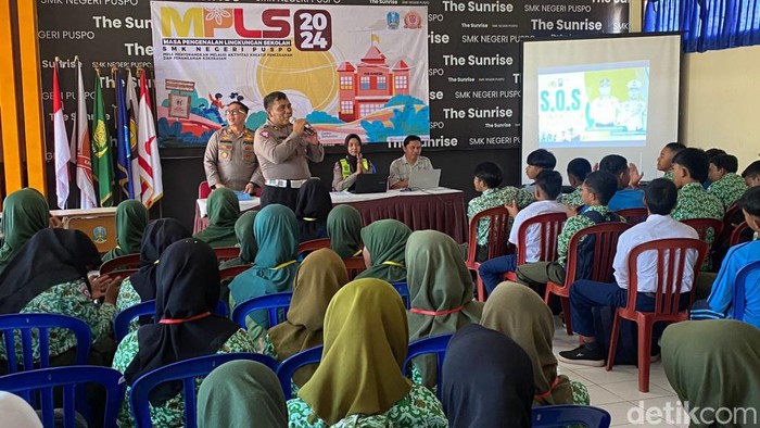 Polisi Keliling Sekolah di Pasuruan Sosialisasi Safety Riding
