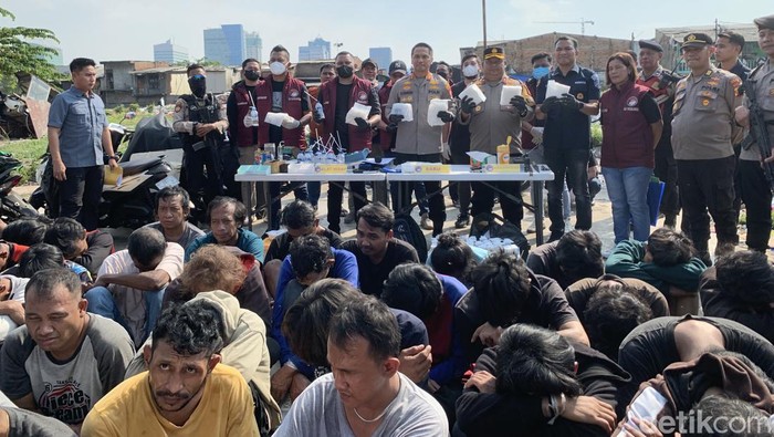Polisi mengamankan 46 orang dari Kampung Boncos dalam operasi narkoba.