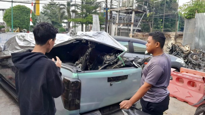 Polisi mengevakuasi kecelakaan adu kambing di Jalan Lingkar Barat, Jambi