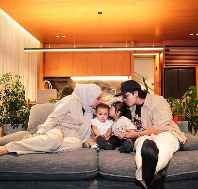 Sudah dikaruniai 2 orang putri, Atta dan Aurel juga selalu terlihat kompak mengurus kedua anak mereka.  Foto: Instagram: @attahalilintar