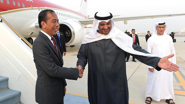 Potret Jokowi Tiba di Abu Dhabi, Disambut Presiden MBZ