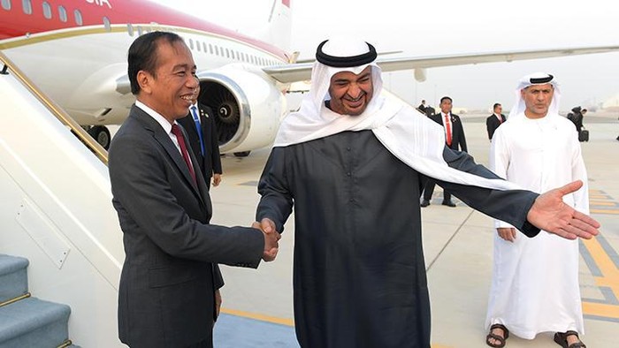 Potret Jokowi Tiba di Abu Dhabi, Disambut Presiden MBZ Presiden Jokowi tiba di Bandara Internasional Zayed, Abu Dhabi, Uni Emirat Arab, Selasa (16/7/2024).