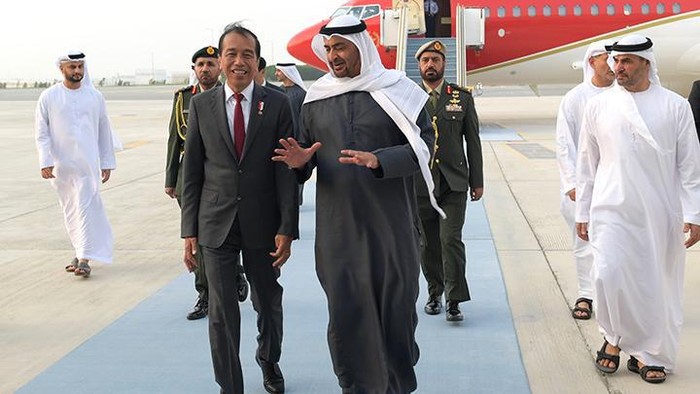 Tiba di Abu Dhabi, Jokowi disambut langsung oleh Presiden Uni Emirat Arab (UEA) Syeikh Mohamed bin Zayed Al Nahyan atau Pangeran MBZ dari Bandara Internasional Zayed (Foto: Kris - Biro Pers Sekretariat Presiden)
