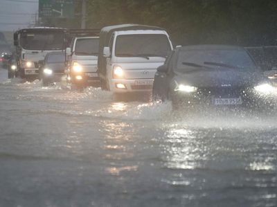Diguyur Hujan Lebat, Jalanan di Korsel Tergenang