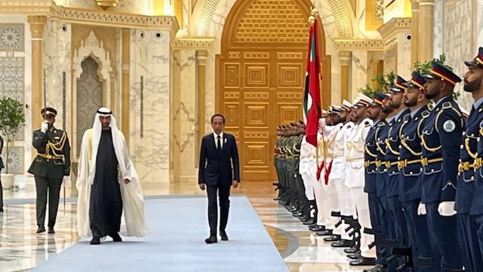 Presiden Joko Widodo (Jokowi) bertemu Presiden Uni Emirat Arab (UEA) Syeikh Mohamed bin Zayed Al Nahyan atau Pangeran MBZ di Istana Kepresidenan Qasr Al Watan