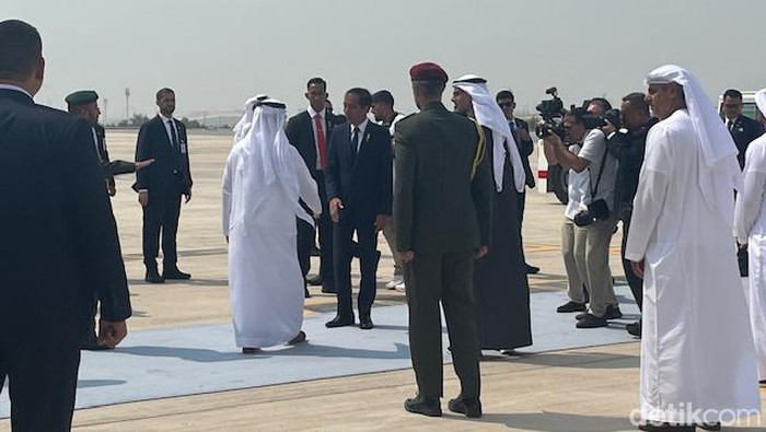 Presiden Jokowi kembali ke tanah air usai merampungkan pertemuan bilateral dengan Presiden UEA Pangeran MBZ (Eva/detikcom)