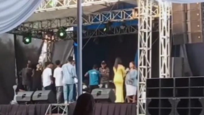 Anti Galau-galau Club! Itulah ungkapan masa kini yang cocok untuk Rian Maulana. Sebab, ia menggelar pesta untuk merayakan perceraiannya dengan sang istri.