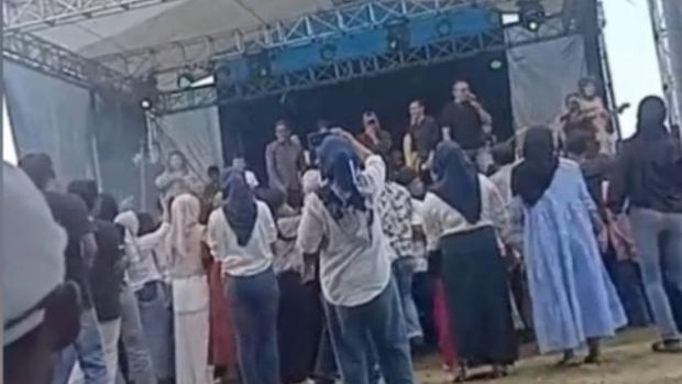 Anti Galau-galau Club! Itulah ungkapan masa kini yang cocok untuk Rian Maulana. Sebab, ia menggelar pesta untuk merayakan perceraiannya dengan sang istri.