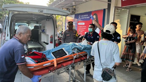 Proses evakuasi turis China bernama Ruitao Xiao yang terluka parah akibat terjatuh di tebing Pantai Kelingking, Nusa Penida, Klungkung, Bali, Rabu (17/7/2024). (Foto: Dok. Polsek Nusa Penida)