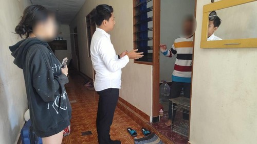 Proses mediasi pria berinisial S yang tepergok mengintip seorang perempuan di sebuah kos di Denpasar, Bali, Selasa (16/7/2024). (Foto: Dok. Polresta Denpasar)