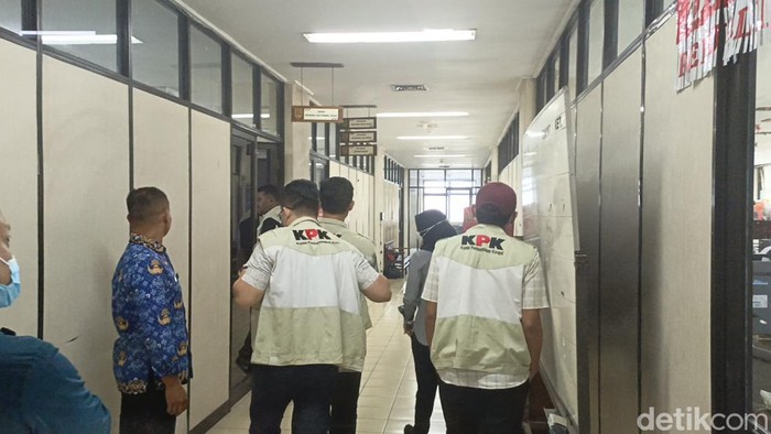 Proses penggeledahan KPK di kantor Wali Kota Semarang, Rabu (17/7/2024).
