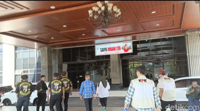 Proses penggeledahan KPK di kantor Wali Kota Semarang, Rabu (17/7/2024).