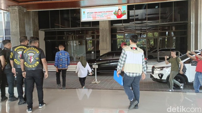 Proses penggeledahan KPK di kantor Wali Kota Semarang, Rabu (17/7/2024).