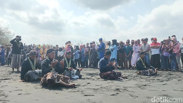 Prosesi Hajad Dalem Labuhan Pura Pakualaman di Pantai Glagah, Temon, Kulon Progo, Rabu (17/7).