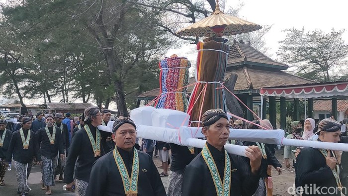 Prosesi Hajad Dalem Labuhan Pura Pakualaman di Pantai Glagah, Temon, Kulon Progo, Rabu (17/7).