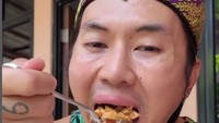 Ada momennya saat menikmati basreng yang  merupakan produk kuliner milik rekannya, Dicky yang juga tergabung dalam boyband SMASH. Foto: Instagram @rafaeltan