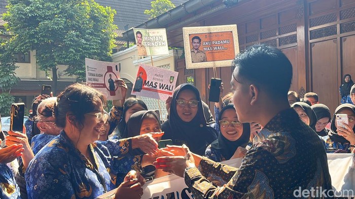 Ratusan ASN melepas Gibran usai mengundurkan diri sebagai Wali Kota di Balai Kota Solo, Rabu (17/6/2024).