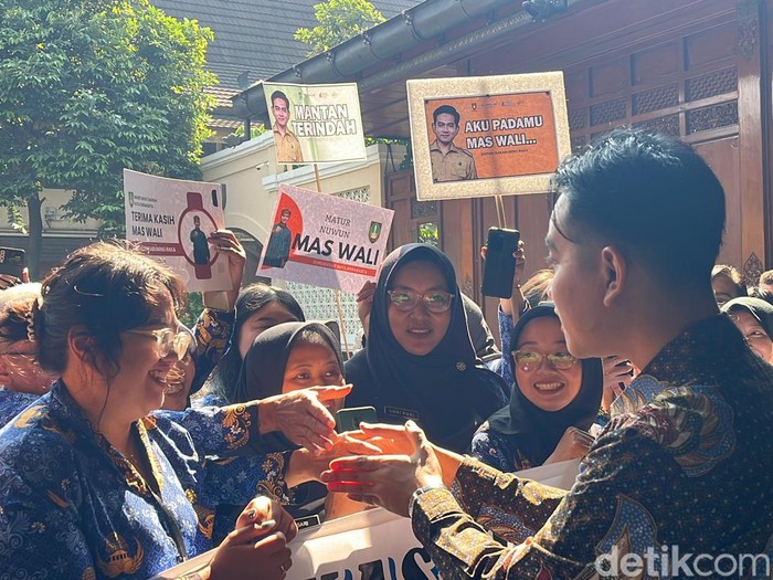 Ratusan ASN melepas Gibran usai mengundurkan diri sebagai Wali Kota di Balai Kota Solo, Rabu (17/6/2024).