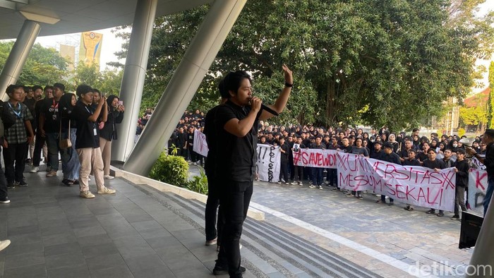 Ratusan mahasiswa UMS gelar aksi di Gedung Siti Walidah UMS, Rabu (17/7/2024).