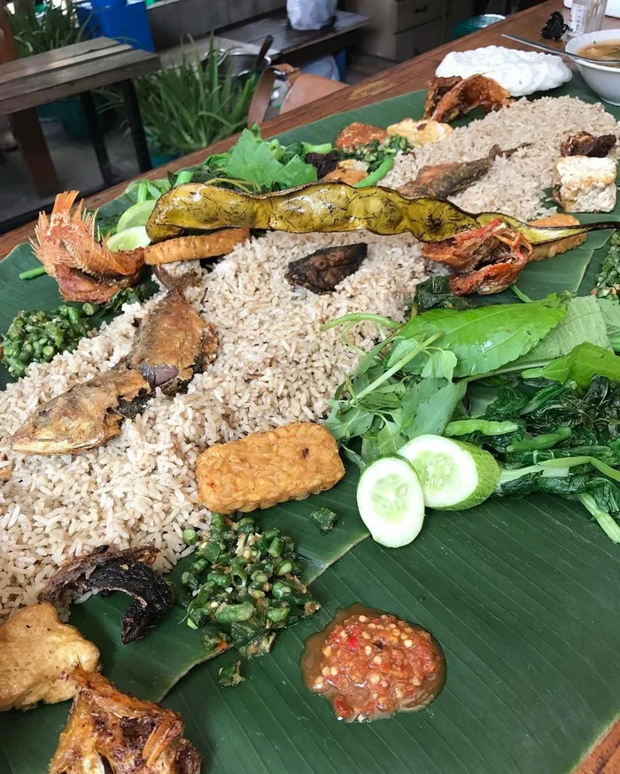 Dijamin Kenyang! Nasi Liwet Sunda Lauk Komplet Ada di 5 Restoran Ini