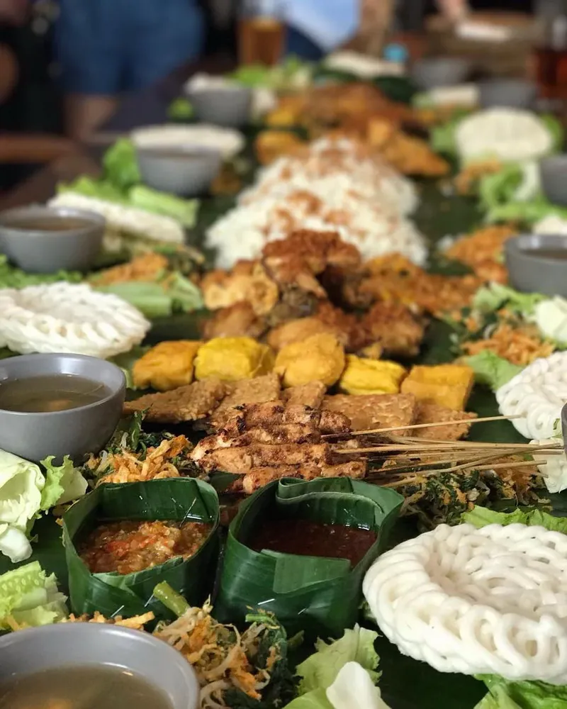 Dijamin Kenyang! Nasi Liwet Sunda Lauk Komplet Ada di 5 Restoran Ini