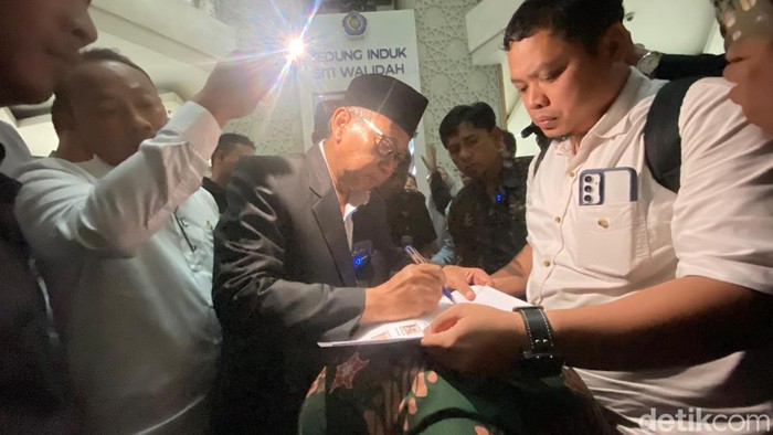 Rektor UMS, Sofyan Anif (jas hitam) bersama jajaran pihak rektorat, menandatangani nota kesepahaman antara kampus dan mahasiswa di Gedung Siti Walidah, Rabu (17/7/2024).