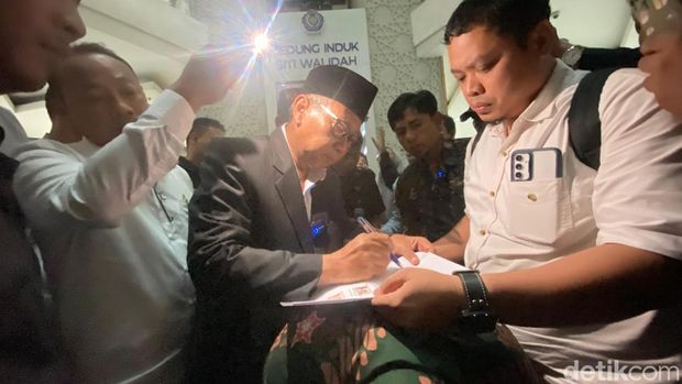 Rektor UMS, Sofyan Anif (jas hitam) bersama jajaran pihak rektorat, menandatangani nota kesepahaman antara kampus dan mahasiswa di Gedung Siti Walidah, Rabu (17/7/2024).