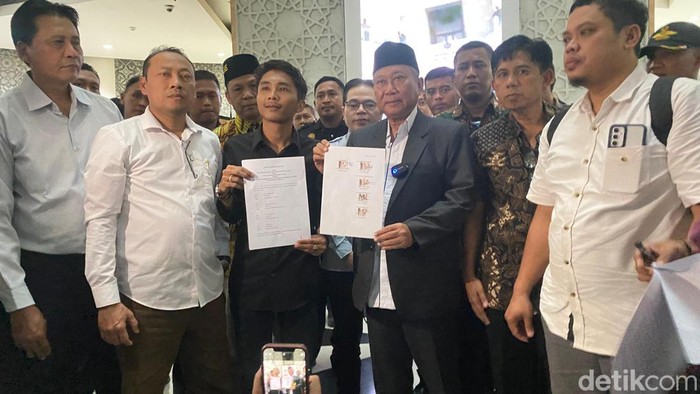 Rektor UMS, Sofyan Anif (jas hitam) bersama jajaran pihak rektorat, menandatangani nota kesepahaman antara kampus dan mahasiswa di Gedung Siti Walidah, Rabu (17/7/2024).