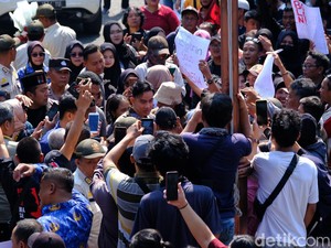 Gibran Ucapkan Terima Kasih ke Relawan yang Kumpul di DPRD Solo