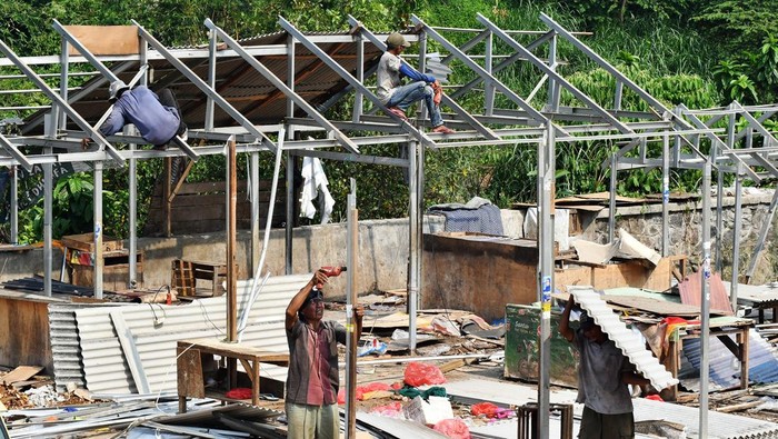 Revitalisasi Pasar Jambu Dua di Kota Bogor telah rampung. Tempat penampungan sementara (TPS) yang sebelumnya digunakan pedagang mulai dibongkar, Rabu (17/7/2024).