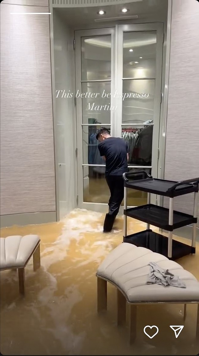 Drake sempat merekam detik-detik air masuk ke rumah yang dinamainya ‘The Embassy’ itu dan mengunggah video tersebut di Instagram Stories.  Tampak air berwarna coklat setinggi mata kaki menyelimuti lantai marmer di ruangan dandannya. “Semoga Ini Espresso Martini,” tulis Drake berseloroh di unggahan tersebut. (Foto: Instagram/@champagnepapi)