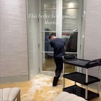 Drake sempat merekam detik-detik air masuk ke rumah yang dinamainya ‘The Embassy’ itu dan mengunggah video tersebut di Instagram Stories.  Tampak air berwarna coklat setinggi mata kaki menyelimuti lantai marmer di ruangan dandannya. “Semoga Ini Espresso Martini,” tulis Drake berseloroh di unggahan tersebut. (Foto: Instagram/@champagnepapi)