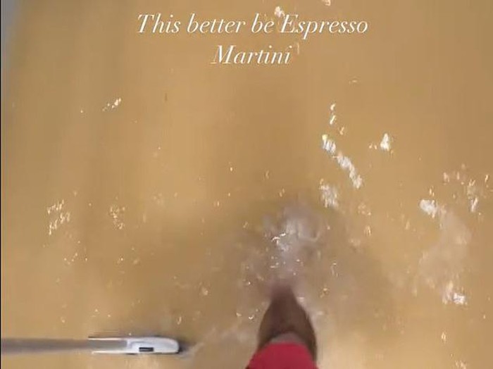 Rumah Mewah Drake Kebanjiran