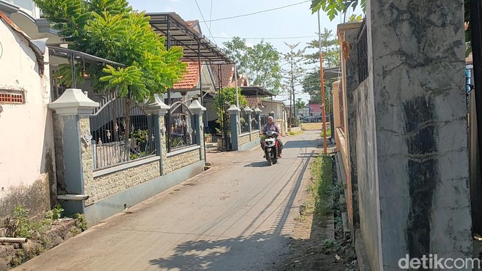 Rumah Wakil Ketua DPRD Probolinggo Jon Junaedi tersangka korupsi dana hibah yang sempat digeledah KPK.