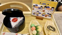 Selain itu, ada paket onigiri yang menggemaskan (Rp 39.000). Nasi kepal yang pulen ini diisi ebi tempura sehingga rasanya gurih renyah. Foto: detikcom/Riska Fitria