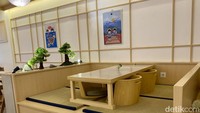 Di area indoor, kamu bisa duduk di kursi atau duduk lesehan di tatami. Tatami merupakan area lesehan beralaskan tikar seperti di Jepang. Foto: detikcom/Riska Fitria
