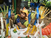 Sampah Botol Plastik Disulap Jadi Dekorasi di Taman Waduk Cincin