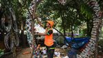 Sampah Botol Plastik Disulap Jadi Dekorasi di Taman Waduk Cincin