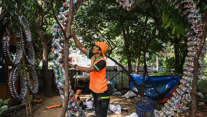 Sampah Botol plastik Disulap Jadi Dekorasi di Taman Waduk Cincin Petugas Unit Pengelolaan Sampah (UPS) membuat dekorasi dari botol plastik ecobrick di Taman Waduk Cincin, Tanjung Priok, Jakarta, Rabu (17/7/2024). UPS Tanjung Priok memanfaatkan sampah botol plastik, kemasan plastik dan paralon untuk dijadikan dekorasi penataan kawasan Taman Waduk Cincin. ANTARA FOTO/Sulthony Hasanuddin/nym.